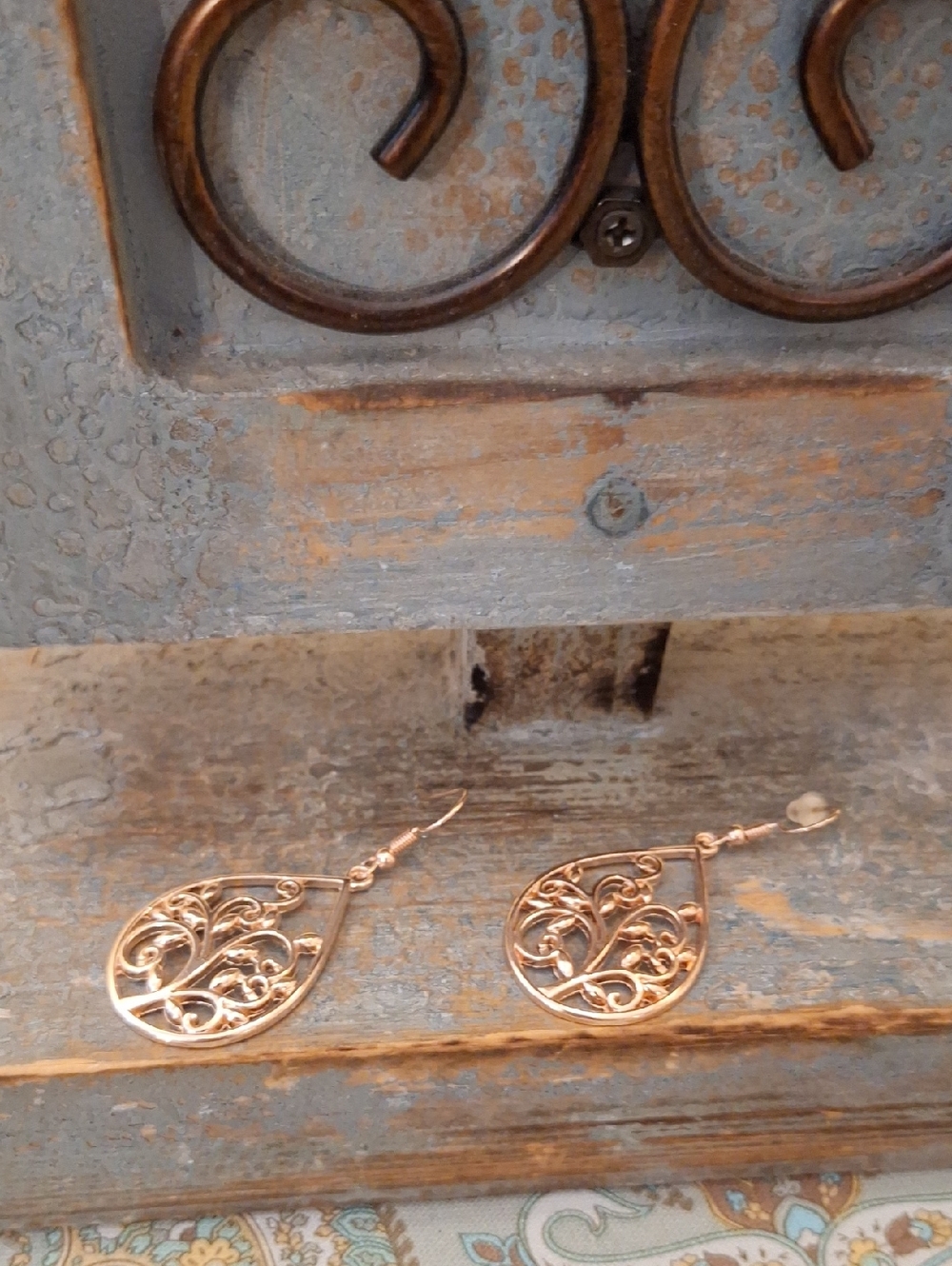 🔥🔥 HOT DEAL Rose Gold Filigree Teardrop Dangle Earrings. NWOT Never Worn